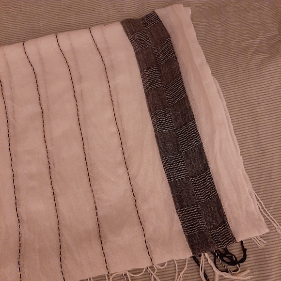 Simons Black & White Scarf - Picture 3 of 3